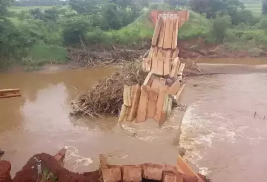 Em 2016, ponte de concreto localizada na MS-382, ruiu em Guia Lopes da Laguna (Foto: Arquivo)... veja mais em https://www.campograndenews.com.br/cidades/interior/em-10-anos-quatro-pontes-de-concreto-desabaram-em-ms