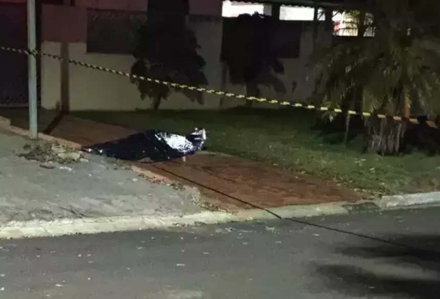 Corpo de Nathália na calçada onde crime aconteceu nesta madrugada, em Rio Verde de MT (Foto: Direto das Ruas).