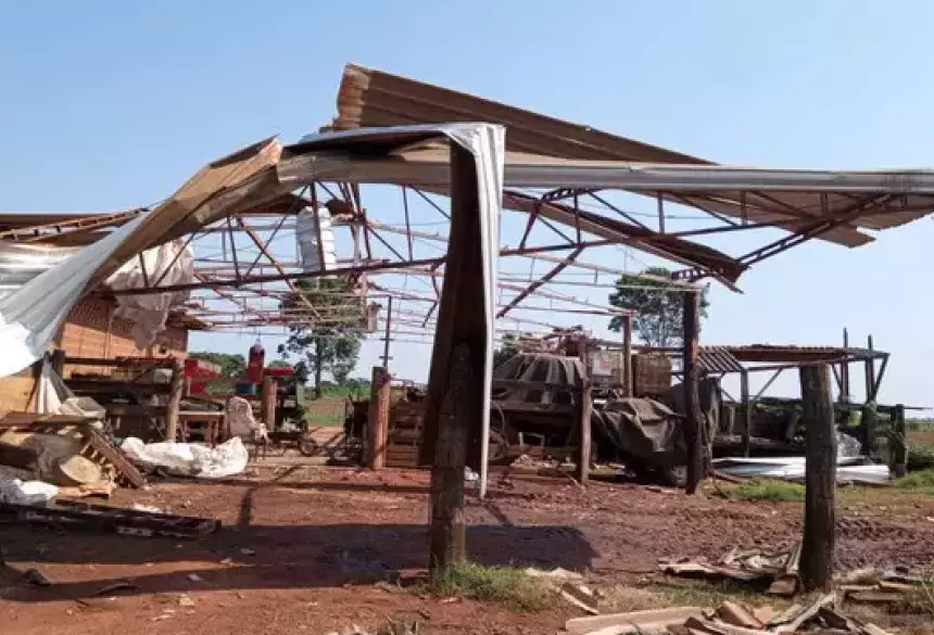 Barracão destruído por tornado no fim da primavera de 2023, em Taquarussu (Foto: Direto das Ruas).