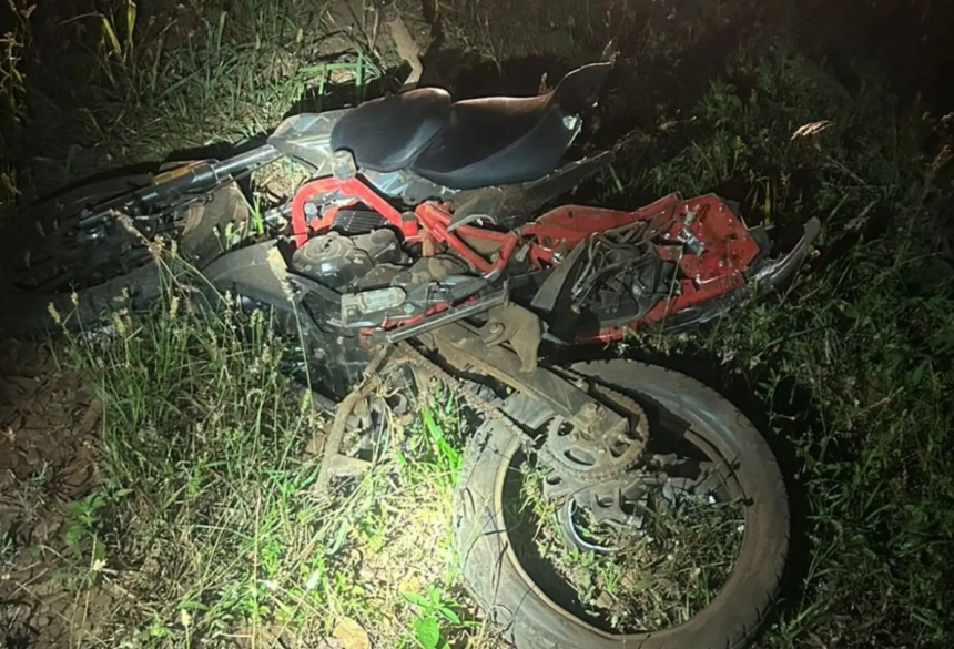 Moto em que as vítimas estavam. (Foto: Fala Povo, Midiamax)