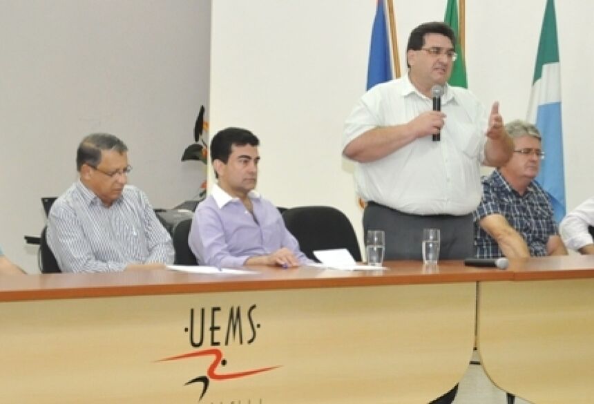 Prefeito Arceno Athas durante seu discuso na UEMS em audiência pública (Foto: Rogério Sanches / Fátima News).
