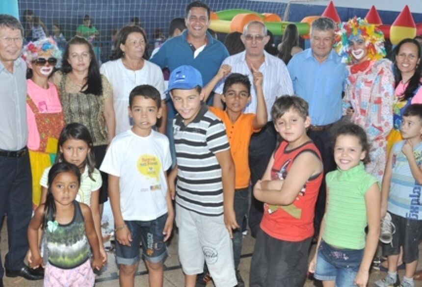Prefeito Hélio Sato com vereadores e criançada presente na festa em Vicentina (Foto: Rogério Sanches / Fátima News)