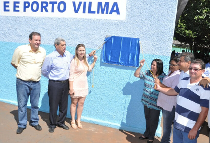 Governador com prefeita Maria Viana, vereadores e direção da Escola (Foto: Rogério Sanches / Fátima News)