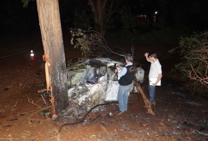 Foto: Osvaldo Duarte / Dourados News Carro pegou fogo e ficou completamente destruído
