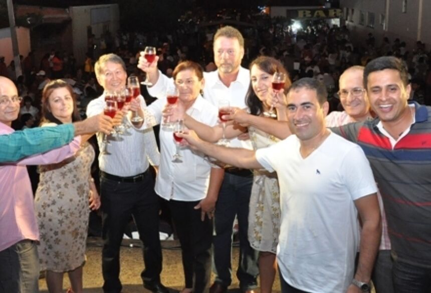 Prefeito com primeira dama, vereadores e secretários brindam 2014 em Vicentina (Foto: Rogério Sanches / Fátima News)