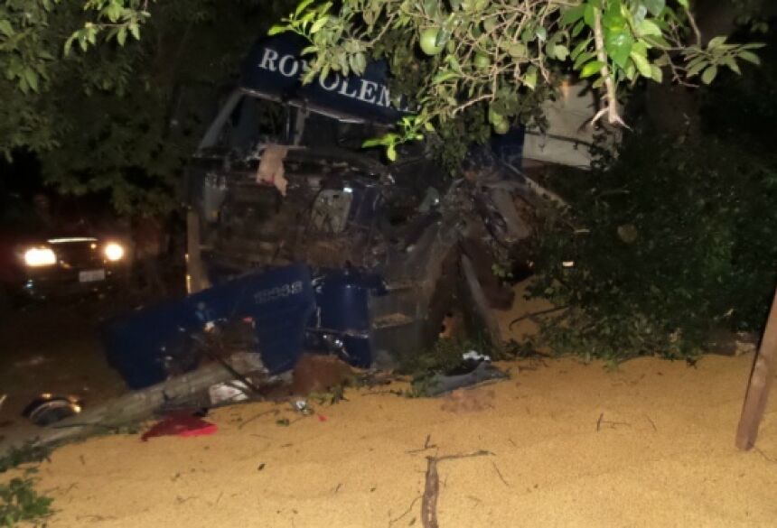 Bitrem esparramou carreta em área de bar às margens da MS-379, em Lagunita (Foto: Cido Costa)