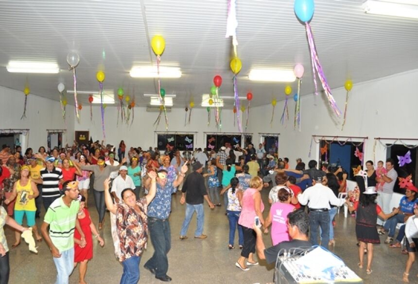 Participaram do baile de Carnaval idosos do Conviver de Fátima do Sul e Culturama. (Foto: Ribero Junior/AgoraNews)