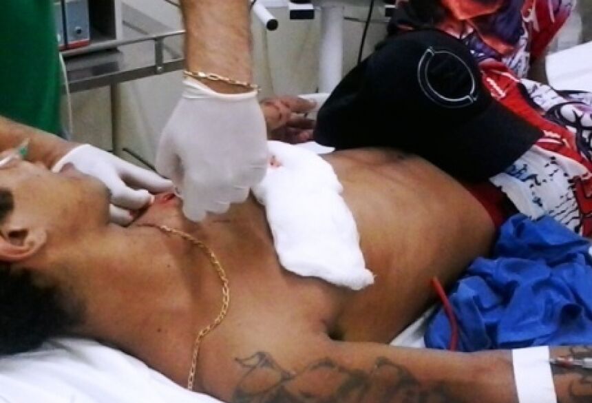 Vitima sendo atendido pelo médico de Plantão no SIAS - Foto: Da Hora Noticias