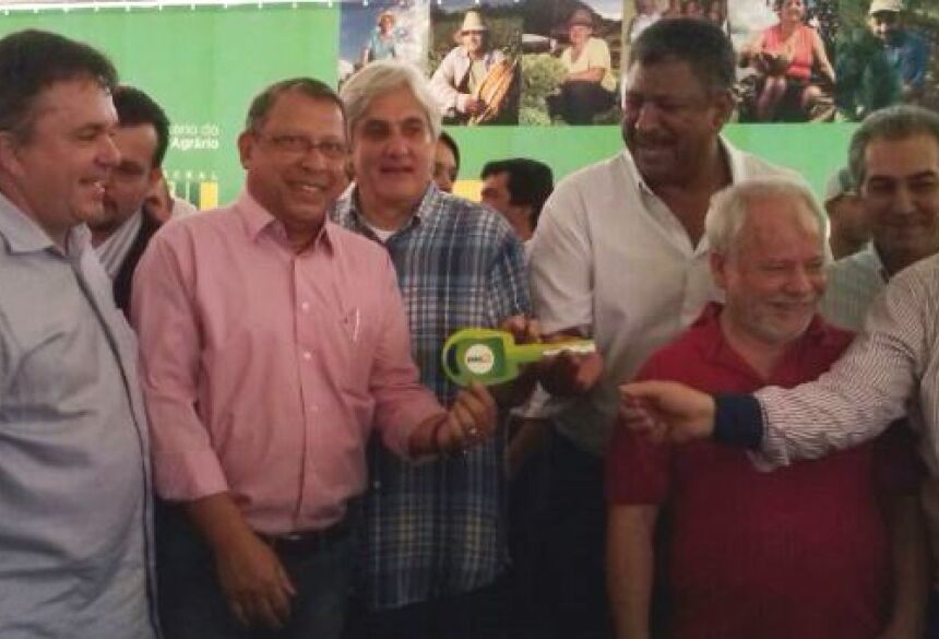 Prefeito Arilson Targino recebendo as chaves do caminhão - Foto: Edson - Fátima News