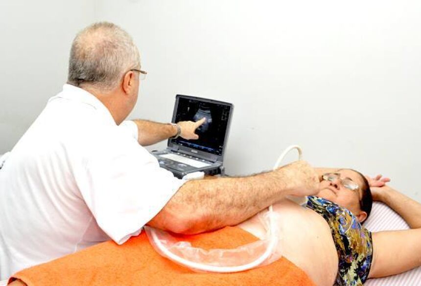 Dr. Eduardo Dutra durante a realização do exame de ultrassonografia. Foto - Ribero Júnior /  AgoraNews.