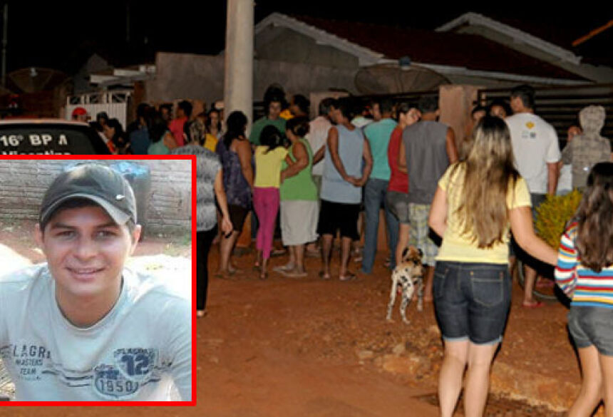 Moradores aglomera em frente a residência onde o homem foi morto - Foto: Ribero Júnior / SiligaNews