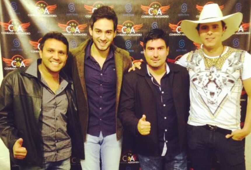 Dupla Conrado e Aleksandro com organizadores Elvis e Júnior antes do show - FOTO: FÁTIMA NEWS