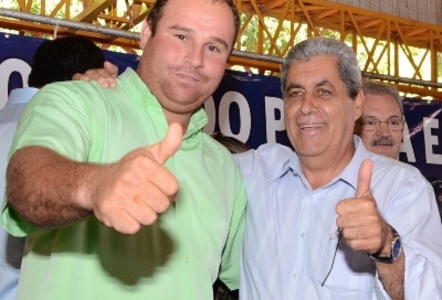 Vereador de Vicentina, Eduardo Oncinha com governador André <br>- Foto: Rogério Sanches / Fátima News