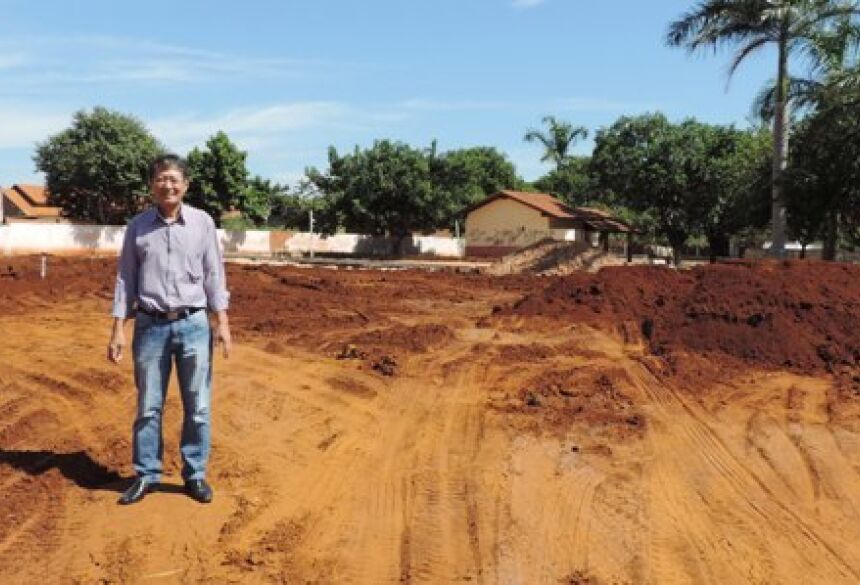 Prefeito Hélio Sato vistoriando o local onde está sendo feita a terraplanagem - FOTO: ROGÉRIO SANCHES / FÁTIMA NEWS