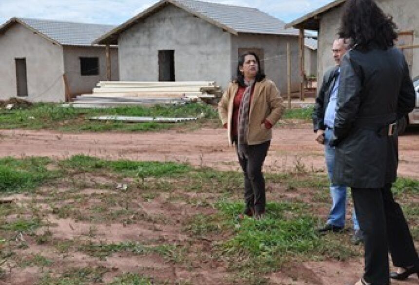 Prefeita Maria Viana juntamente com a Secretária <br> em visita as casas. Foto: Eliton Santos (Impacto News)
