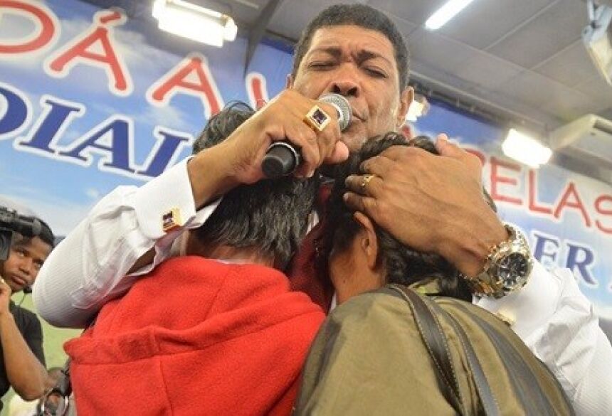 O apóstolo Valdemiro Santiago abraça fiéis em culto da Igreja Mundial do Poder de Deus, em São Paulo. <br>Foto:Eduardo Pinto/IMPD