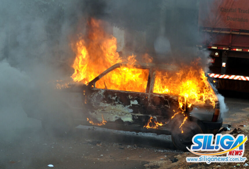 Veículo no momento do incêndio que acabou destruindo-o totalmente - Foto: Ribero Júnior / SiligaNews