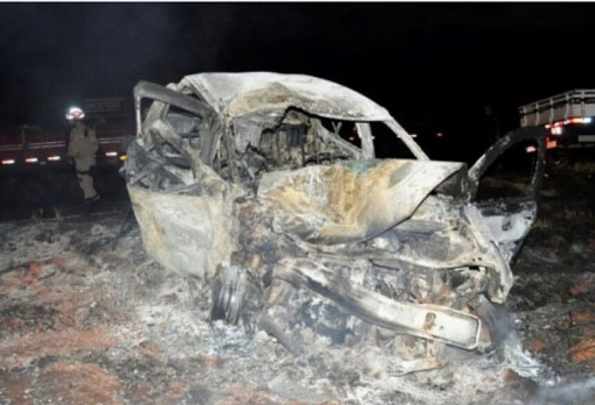O carro foi destruído pelo fogo. (Foto: Márcio Rogério/Nova News)