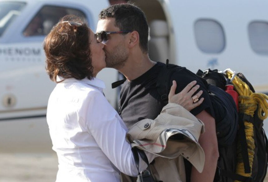 Marta e Maurílio acabam se beijando na boca (Foto: Pedro Curi/TV Globo)