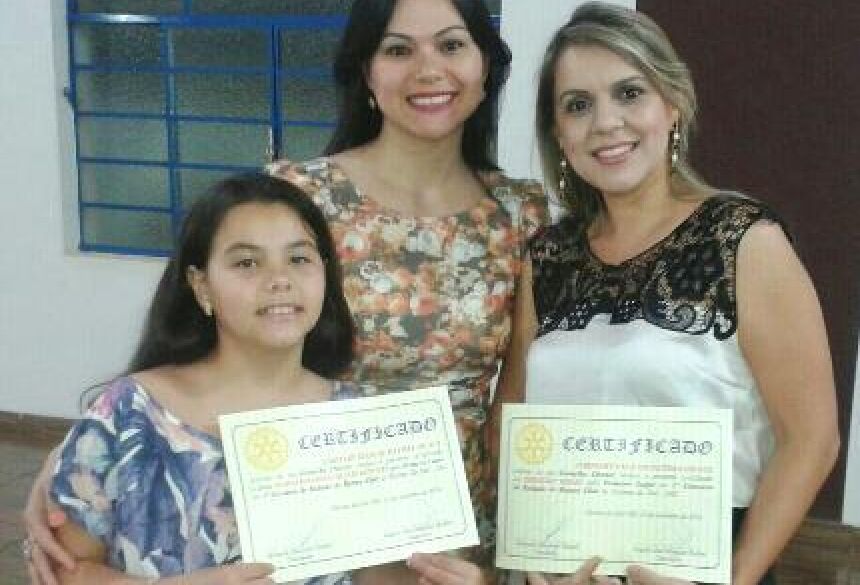 Estudante Maria Eduarda recebeu o Certificado de 1º Lugar - FOTO: FÁTIMA NEWS