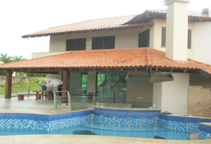 A mansão está localizada em um condomínio fechado em Campo Grande - Foto: Divulgação