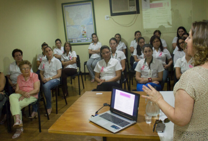 Funcionárias assistiram palestra sobre prevenção e cuidados com o câncer de mama