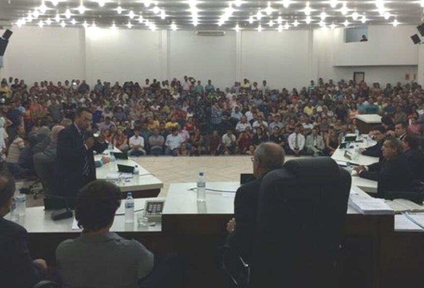 Mais de 500 pessoas estiveram na Câmara Municipal de Naviraí. (Foto: Portal do MS)