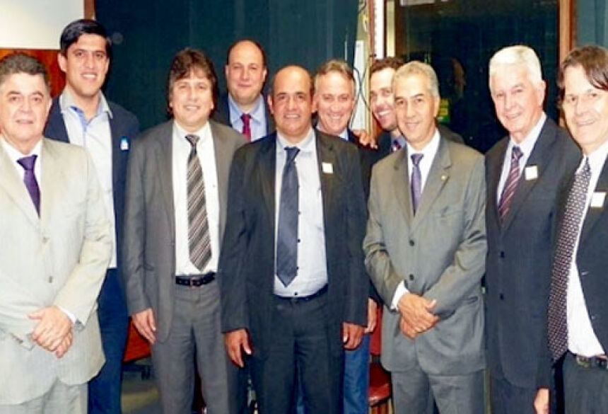 Governador eleito Reinaldo Azambuja, juntamente com prefeitos do (PSDB), e de outros partidos - Foto: Assessoria