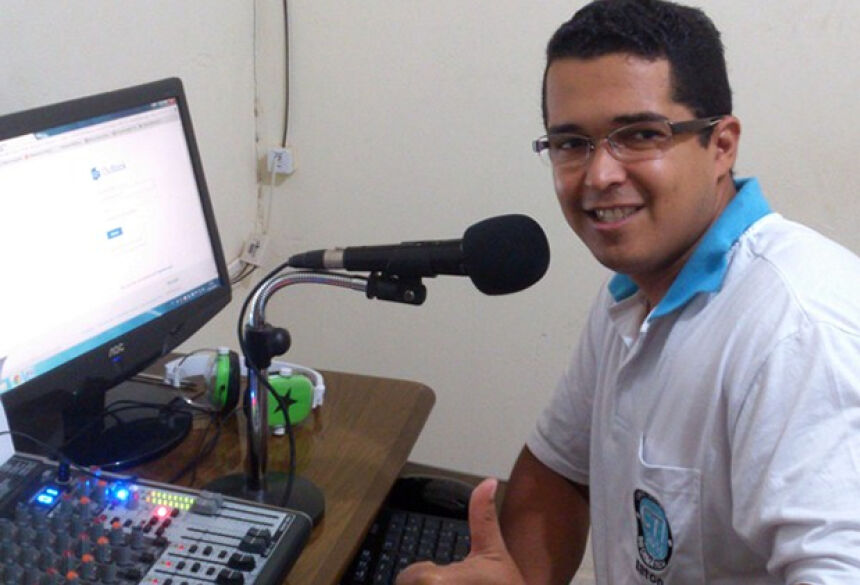 Jornalista Eliton Santos no estudio da Vida Nova FM 104.9. Foto:(IN)