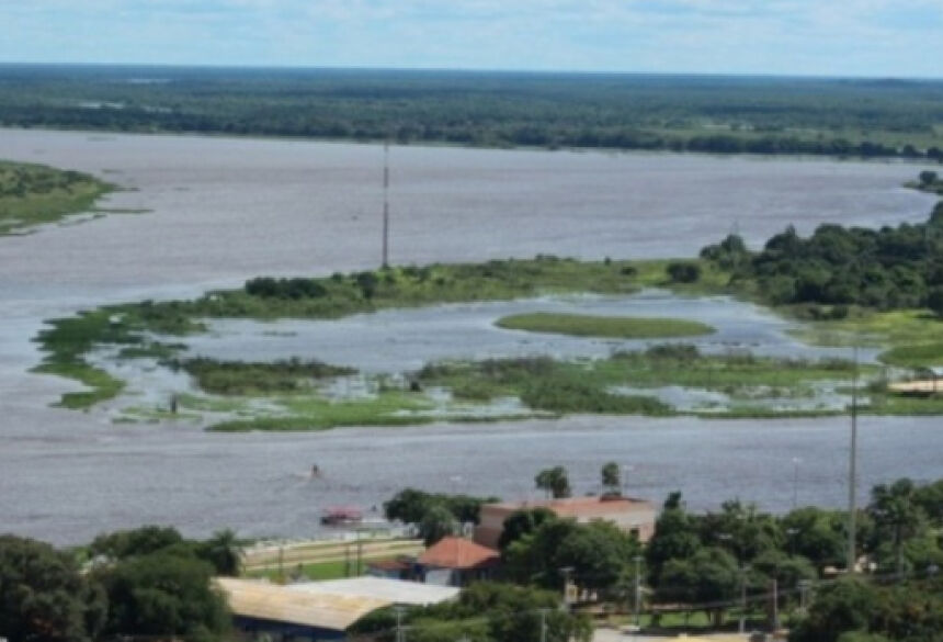 Nível do Rio Paraguai, que em 25 de novembro de 2013 esteve 1,05 metro acima do normal, em Corumbá, até ontem (25) esteve em 2,9 metros (Foto: Divulgação/Ecoa)