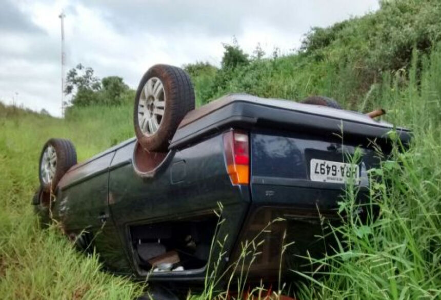 Foto: Maycon Chaves / Caarapo News. O carro capotou ao cair em barranco.