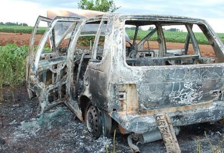 Veículo ficou totalmente destruído e ocupantes estão desaparecidos - Fotos: Itapora news