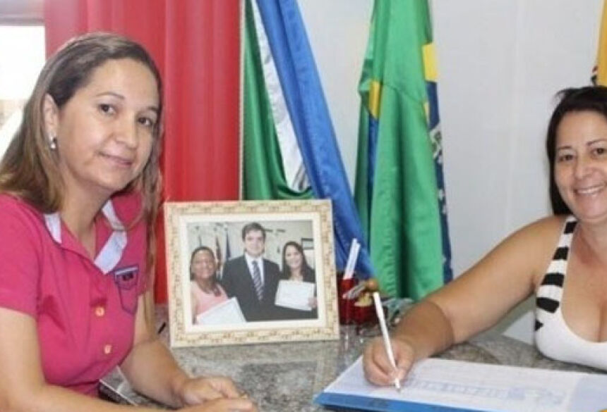 Rosangela Almeida (à esquerda) quando despachava com a prefeita Nilcéia de Souza (Foto: A Gazeta News)