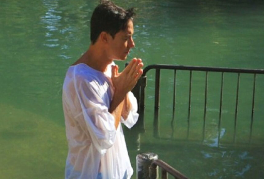 Rodrigo se batizou no Rio Jordão e causou controvérsia entre cristãos