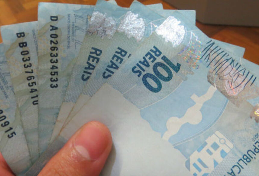 Notas falsas de R$ 100 foram encontradas no comércio de Ivinhema - Foto: Rodrigo Bossolani