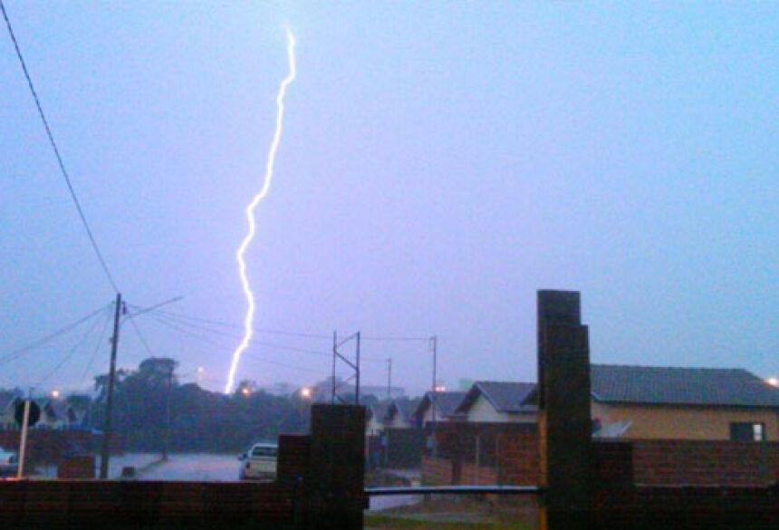 Imagem registrada pela leitora do CaarapoNews, Rafaela Schedler, durante a queda de um raio ontem em Caarapó