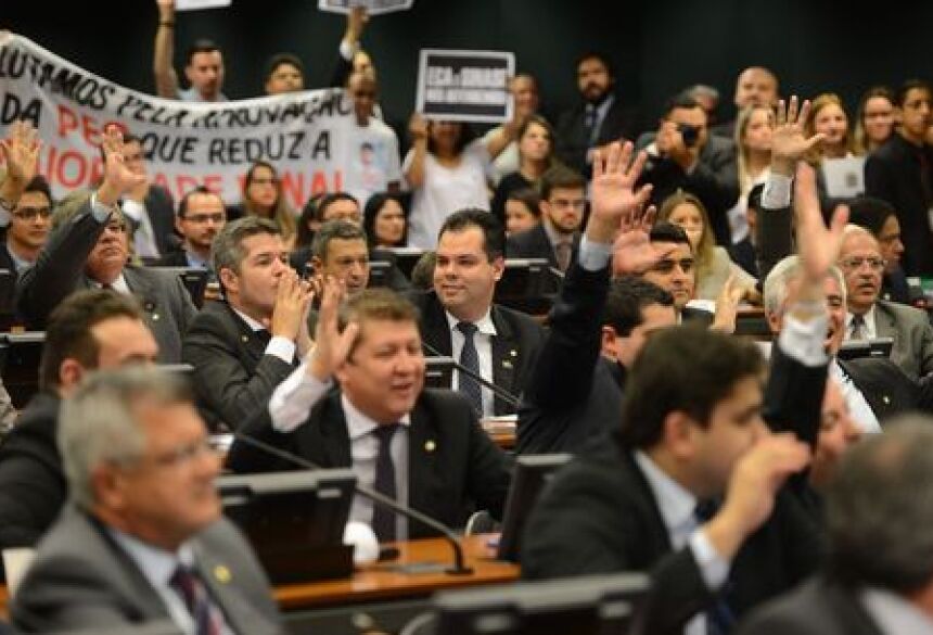 Comissão durante discussão da redução da maioridade penal Agência Brasil