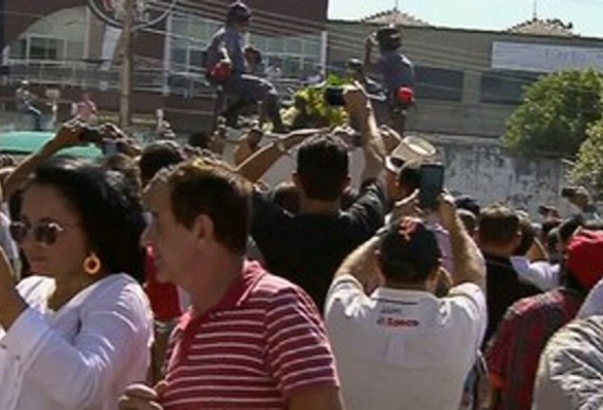 Fãs se despedem do cantor José Rico em Americana, SP (Foto: Reprodução TV Globo)