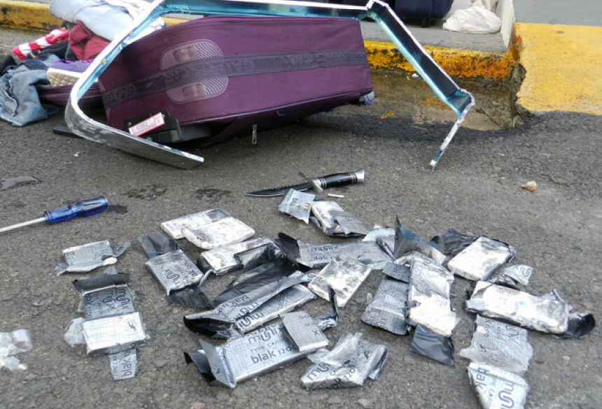 Droga estava escondida em seis malas (Foto: Valdir Custódio / Fronteira)