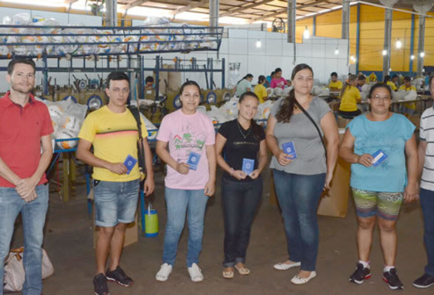 Prefeito acompanha contratação de mais 05 funcionários na Kagiva - Foto: Rogério Sanches / Fátima News