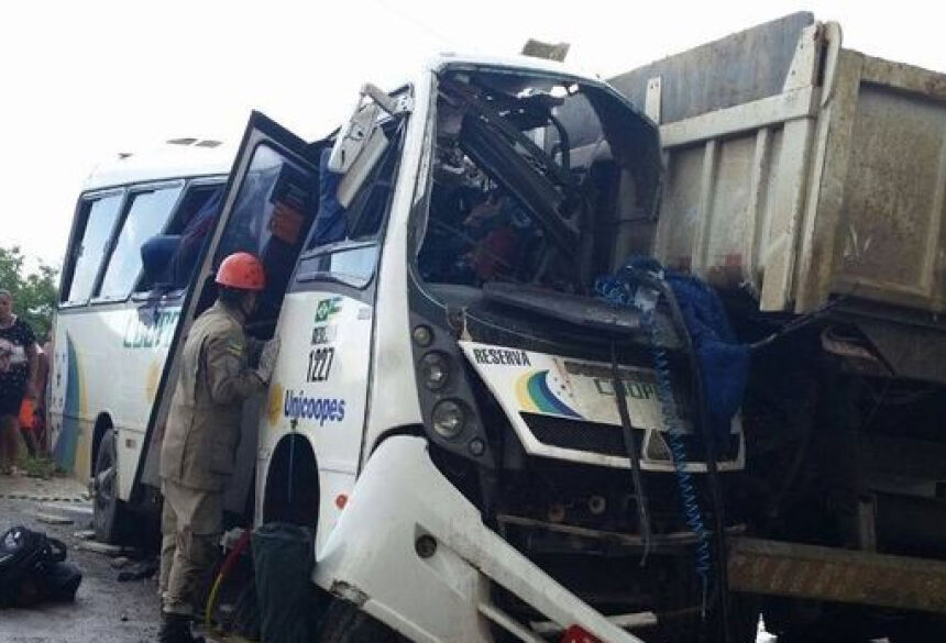 Acidente entre micro-ônibus e caminhão caçamba interdita a SE-90 (Foto: Kedma Ferr/TV Sergipe)