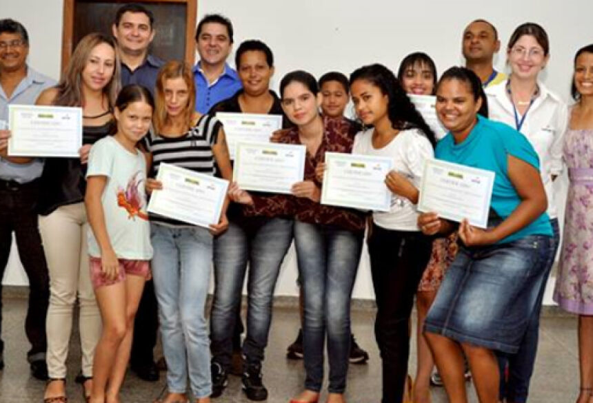 Certificados foram entregues, na noite de quarta-feira (04), no Conviver - Foto: Ribero Junior/  SiligaNews.