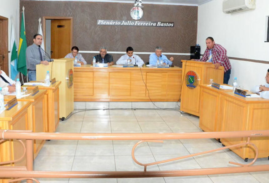 Vereadores da Câmara de Vicentina durante trabalhos legislativos - FOTO: ROGÉRIO SANCHES / FÁTIMA NEWS