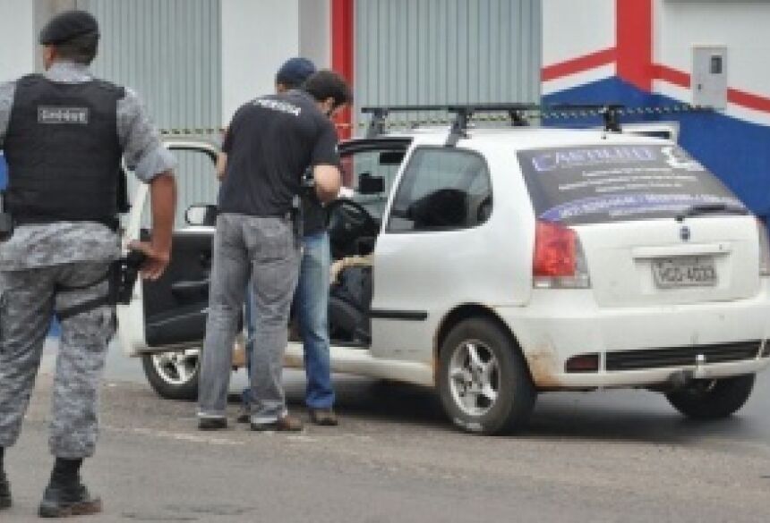 Rodrigo estava com o carro da empresa do irmão. Ele tentou atirar contra os policiais e foi morto ainda dentro do veículo. (Foto: Marcelo Calazans)