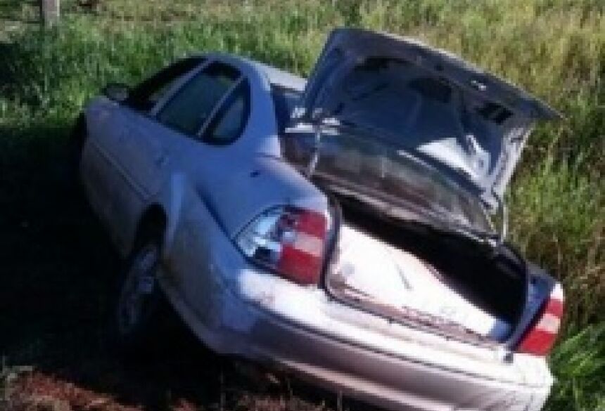 Veículo foi abandona às margens da rodovia. (Foto: Divulgação/PMR)