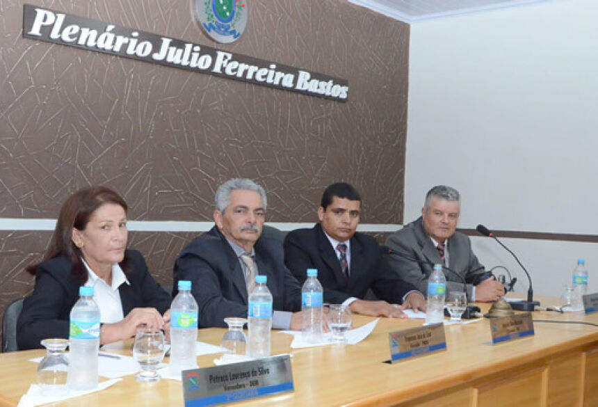 Mesa Diretora da Câmara Municipal de Vicentina - FOTO: ROGÉRIO SANCHES / FÁTIMA NEWS