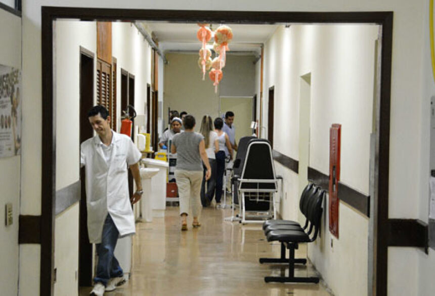 Médico infectologista é quem cuida do paciente de 38 anos - Foto: Bruno Henrique/Correio do Estado