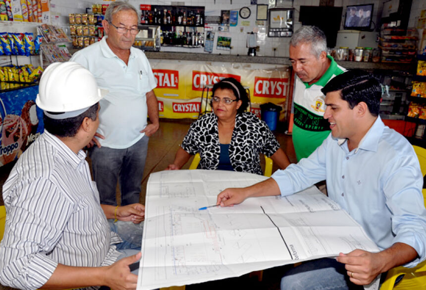 Prefeito Júnior, engenheiro Osmar mostra aos proprietários da lanchoneta onde ficará a lanchonete após a reforma - Foto: Ribero Júnior / Vasconcelos