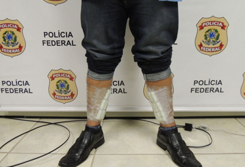 Homem estava com cocaína amarrada na perna - Foto: Divulgação / PF