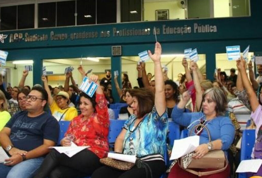 Professores estaduais de Campo Grande aprovaram greve na hora do almoço (Foto: Fernando Antunes)